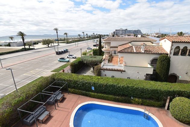 Foto 2 de Casa adossada en venda a calle Salins Línea de 19 habitacions amb terrassa i piscina