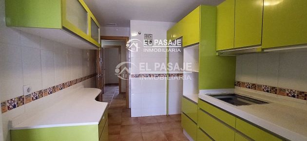 Foto 1 de Casa adosada en venta en Linares de 4 habitaciones con aire acondicionado y calefacción