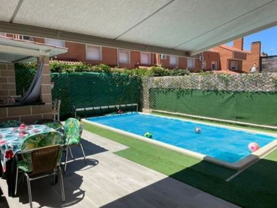 Foto 2 de Casa adossada en venda a calle Gloria Fuertes de 5 habitacions amb piscina i garatge