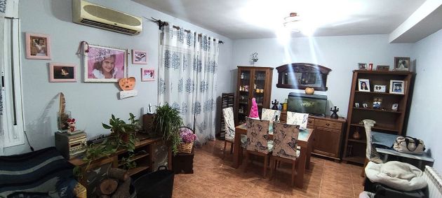Foto 2 de Venta de casa en Los Robles de 3 habitaciones con garaje y jardín
