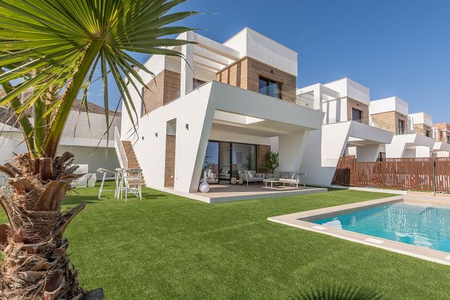 Foto 1 de Casa adossada en venda a calle De Brasil de 4 habitacions amb terrassa i piscina