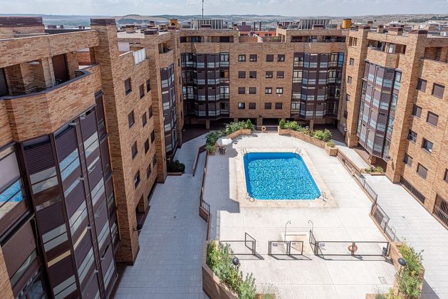 Foto 1 de Alquiler de ático en Centro - Rivas-Vaciamadrid de 1 habitación con terraza y piscina