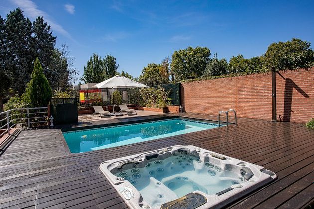 Foto 2 de Casa adossada en venda a Piovera - Conde Orgaz de 5 habitacions amb terrassa i piscina
