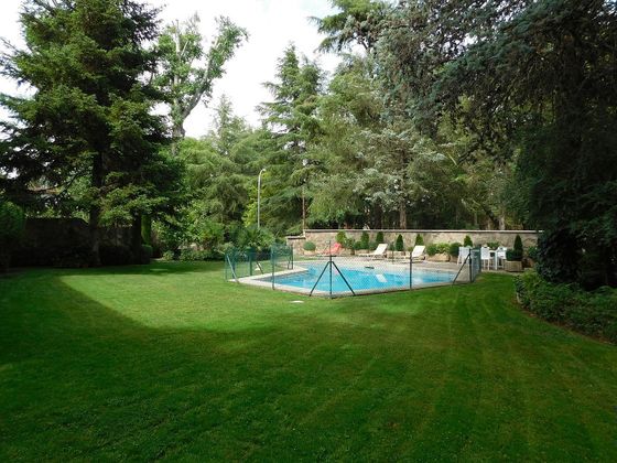 Foto 2 de Venta de casa en Fuentelarreina de 6 habitaciones con piscina y jardín