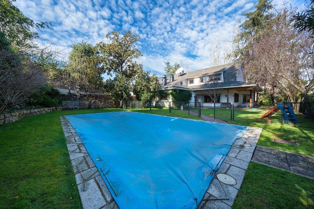 Foto 2 de Venta de casa en Mirasierra de 5 habitaciones con terraza y piscina