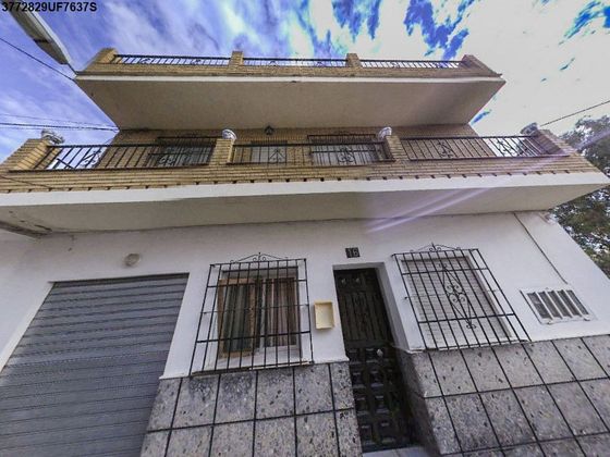 Foto 2 de Casa adossada en venda a calle Solitario de 3 habitacions amb terrassa i balcó