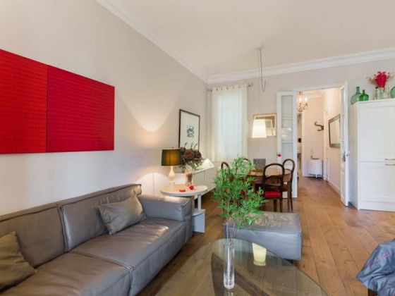 Foto 2 de Pis en lloguer a calle De Castellnou de 3 habitacions amb mobles i balcó