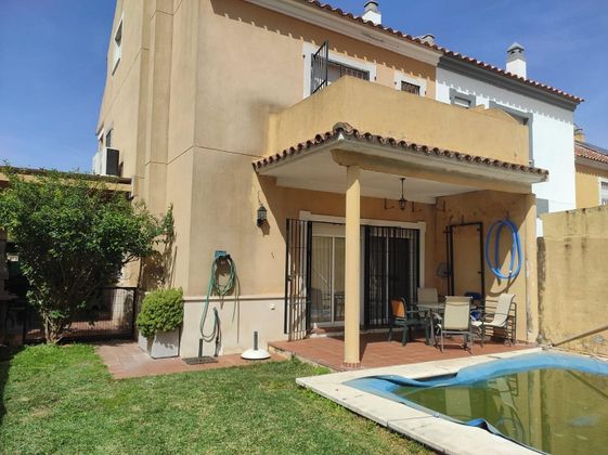 Foto 1 de Casa en venta en Espartinas de 4 habitaciones con terraza y piscina