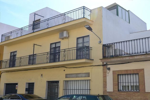Foto 1 de Venta de casa en calle Castillo de Bellver de 4 habitaciones con jardín y balcón