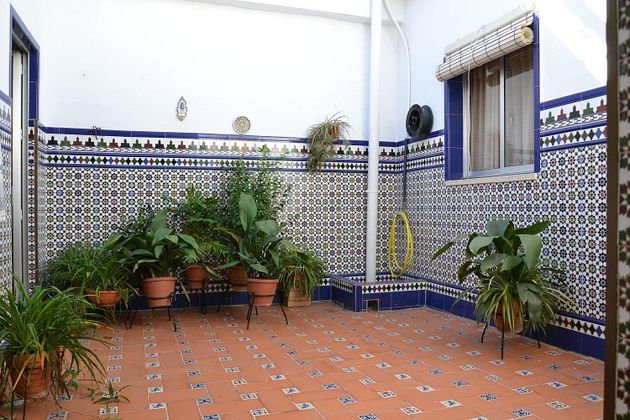 Foto 2 de Venta de casa en calle Castillo de Bellver de 4 habitaciones con jardín y balcón