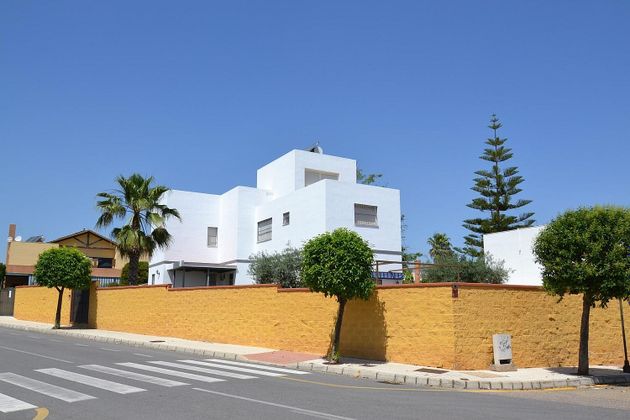 Foto 2 de Xalet en venda a Bollullos de la Mitación de 6 habitacions amb terrassa i piscina