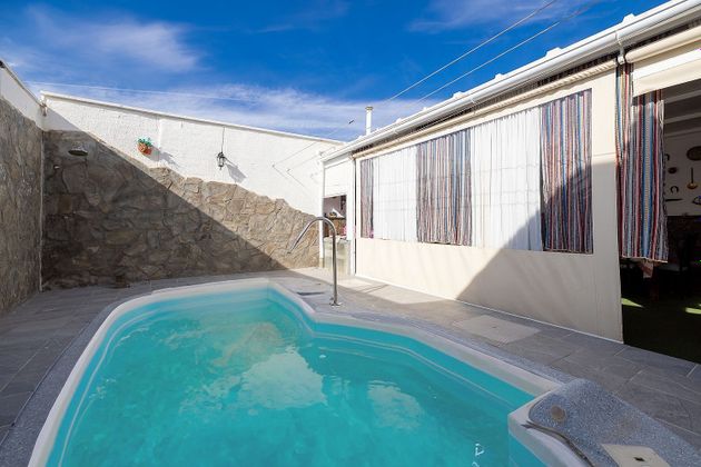 Foto 2 de Casa en venta en Polígonos - Recinto Ferial Cortijo de Torres de 4 habitaciones con terraza y piscina