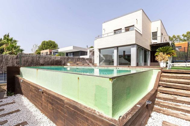 Foto 1 de Venta de chalet en calle Del Safir de 7 habitaciones con terraza y piscina