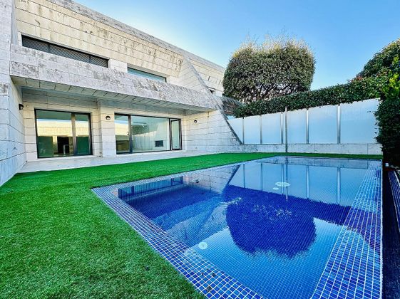 Foto 1 de Casa adossada en venda a paseo De Los Lagos de 5 habitacions amb terrassa i piscina
