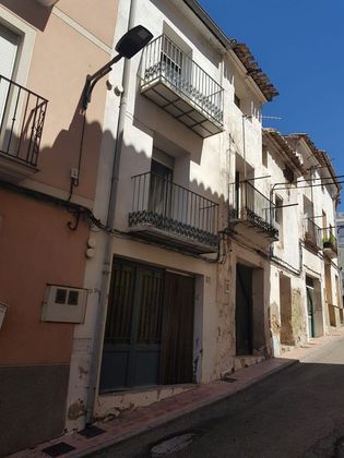 Foto 2 de Casa en venta en calle Castillo de 6 habitaciones con balcón y calefacción