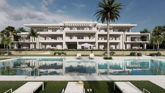 Foto 1 de Piso en venta en urbanización Alcazaba Lagoon de 2 habitaciones con terraza y piscina