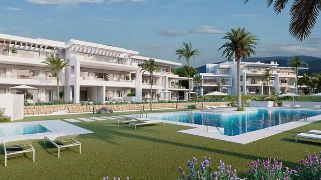 Foto 2 de Piso en venta en urbanización Alcazaba Lagoon de 2 habitaciones con terraza y piscina