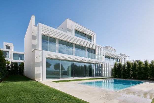 Foto 2 de Casa en venda a calle La Finca de 3 habitacions amb terrassa i piscina