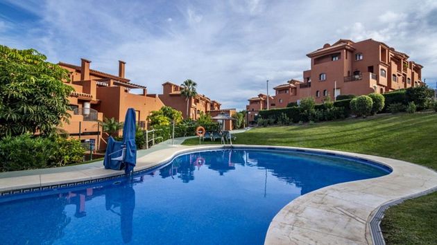 Foto 1 de Venta de dúplex en Estepona Oeste - Valle Romano - Bahía Dorada de 3 habitaciones con terraza y piscina