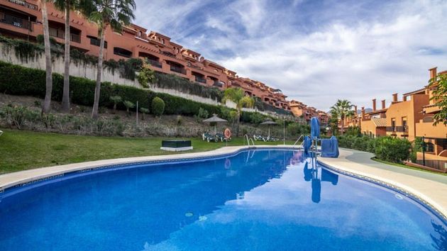 Foto 2 de Venta de dúplex en Estepona Oeste - Valle Romano - Bahía Dorada de 3 habitaciones con terraza y piscina