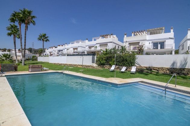Foto 1 de Venta de casa adosada en Estepona Oeste - Valle Romano - Bahía Dorada de 4 habitaciones con terraza y piscina