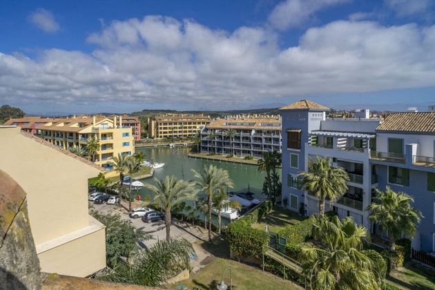 Foto 1 de Àtic en venda a Puerto de Sotogrande-La Marina de 3 habitacions amb terrassa i piscina