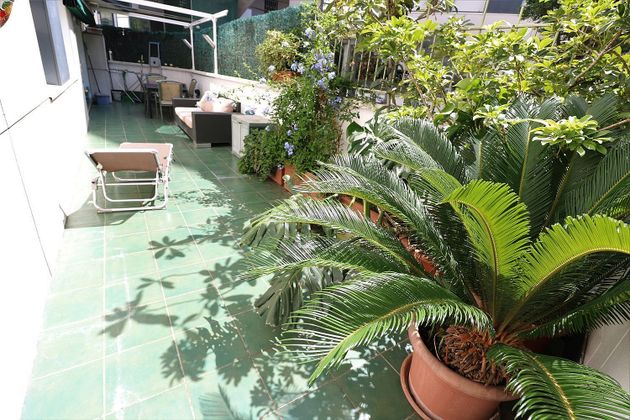 Foto 2 de Pis en venda a La Clota - Zona industrial de 3 habitacions amb terrassa i piscina