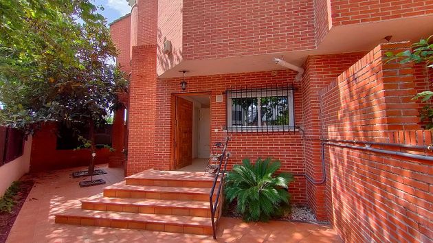Foto 1 de Casa adossada en venda a Zona Estación de 4 habitacions amb terrassa i piscina