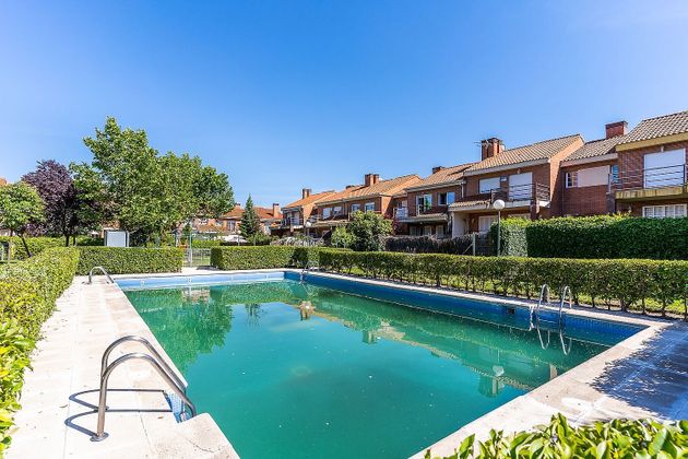 Foto 1 de Casa adossada en venda a Villanueva de la Cañada de 5 habitacions amb terrassa i piscina