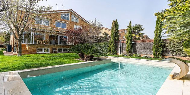 Foto 1 de Casa en venta en Villanueva de la Cañada de 4 habitaciones con piscina y jardín