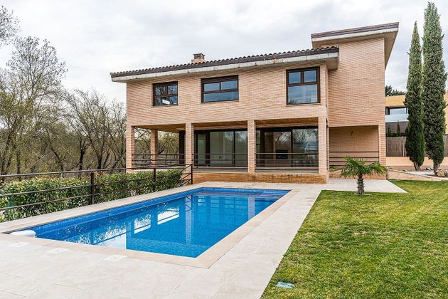 Foto 1 de Xalet en venda a Villafranca del Castillo de 6 habitacions amb terrassa i piscina