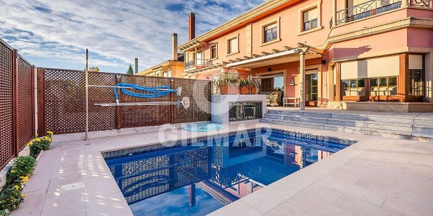Foto 1 de Casa en venda a El Encinar de los Reyes de 6 habitacions amb terrassa i piscina