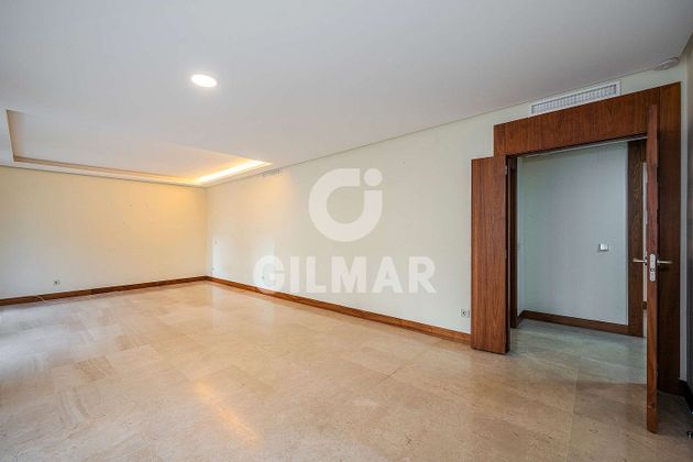 Foto 2 de Pis en venda a Sanchinarro de 4 habitacions amb piscina i garatge