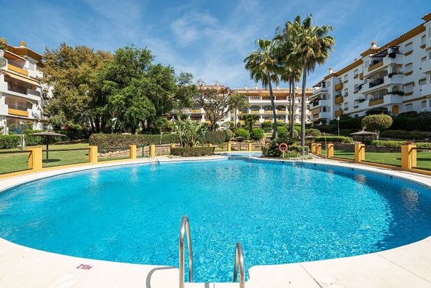 Foto 1 de Venta de ático en Lomas de Marbella Club - Puente Romano de 4 habitaciones con terraza y piscina