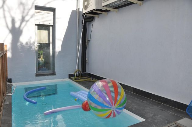 Foto 1 de Venta de casa en Bernabéu - Hispanoamérica de 4 habitaciones con piscina y jardín