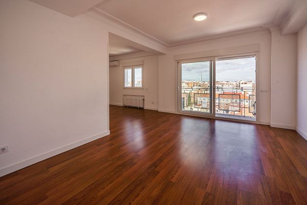 Foto 2 de Piso en alquiler en Cuatro Caminos de 4 habitaciones con terraza y aire acondicionado