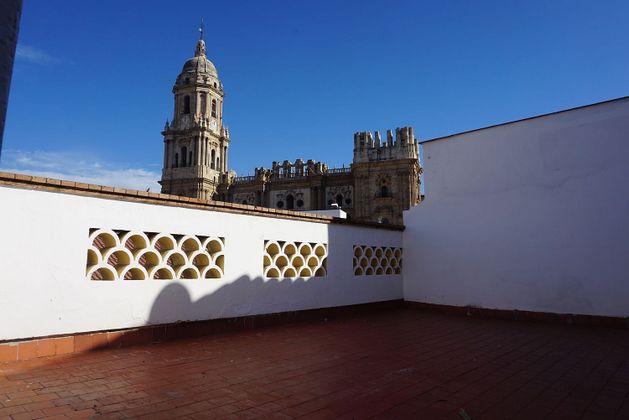Foto 1 de Àtic en lloguer a Centro Histórico de 2 habitacions amb terrassa i balcó