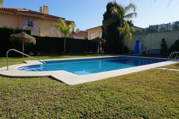 Foto 1 de Casa en lloguer a Playamar de 3 habitacions amb terrassa i piscina