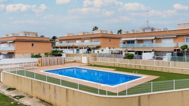 Foto 2 de Casa adossada en venda a avenida De Catalunya de 4 habitacions amb terrassa i piscina