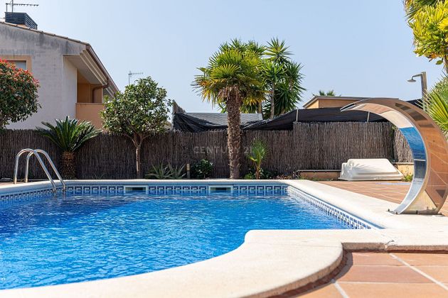 Foto 2 de Casa en venda a calle Montserrat Roig de 4 habitacions amb terrassa i piscina