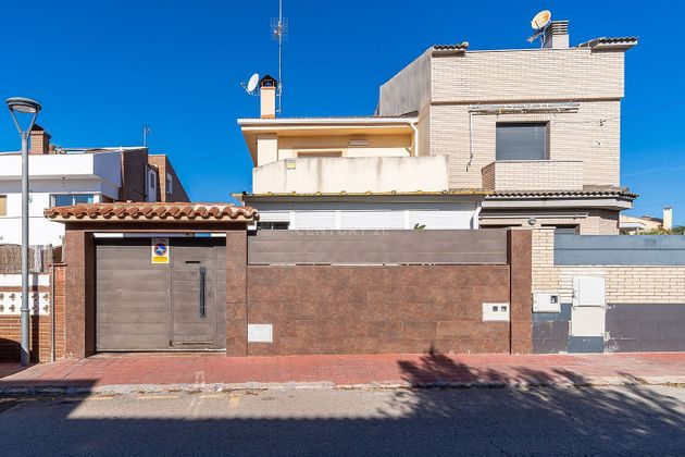 Foto 1 de Venta de casa adosada en calle Salmó de 3 habitaciones con terraza y garaje