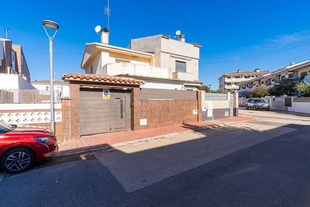 Foto 2 de Casa adossada en venda a calle Salmó de 3 habitacions amb terrassa i garatge