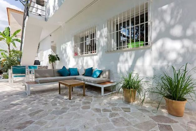 Foto 1 de Alquiler de casa adosada en calle Pintor Navarrete de 2 habitaciones con terraza y jardín