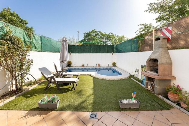 Foto 1 de Casa en venda a calle Rosalia de Castro de 3 habitacions amb piscina i jardí