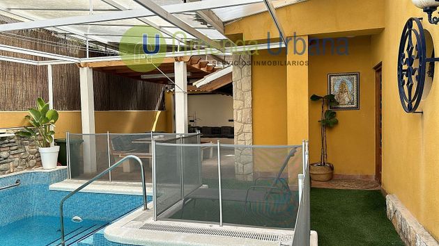 Foto 2 de Chalet en venta en avenida Santiago Bernabéu de 7 habitaciones con terraza y piscina