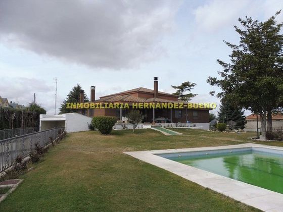 Foto 1 de Venta de chalet en Villares de la Reina de 5 habitaciones con terraza y piscina