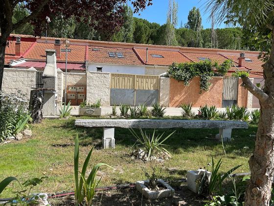Foto 2 de Casa adossada en venda a Tudela de Duero de 1 habitació amb jardí