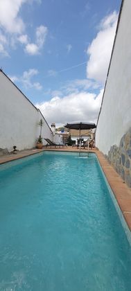 Foto 1 de Casa adossada en venda a Constantina de 5 habitacions amb terrassa i piscina