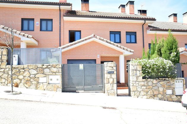 Foto 1 de Casa en lloguer a Miraflores de la Sierra de 4 habitacions amb terrassa i piscina
