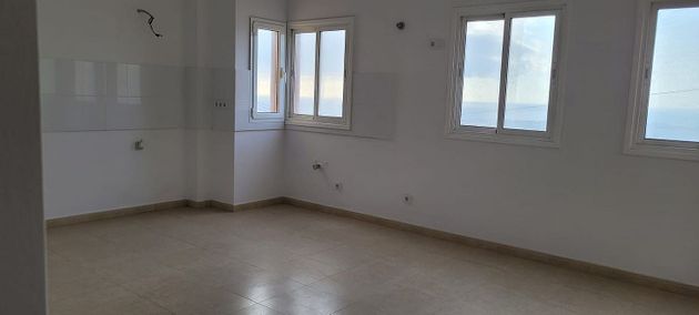 Foto 2 de Venta de piso en calle Guadiana de 2 habitaciones con terraza